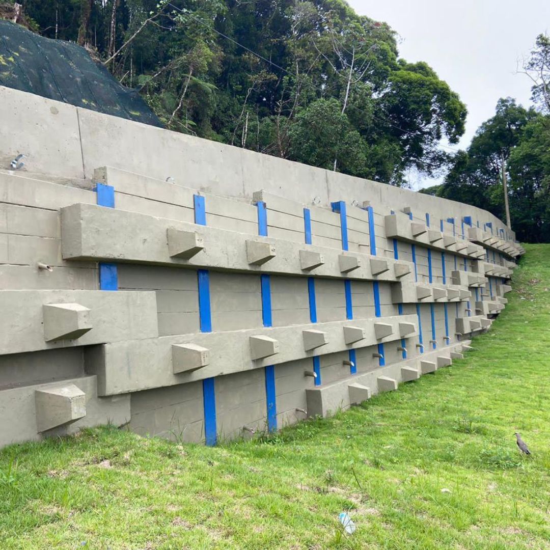 Cortina de contenção em concreto armado executada pela Vale Lajes para obras de grande porte.