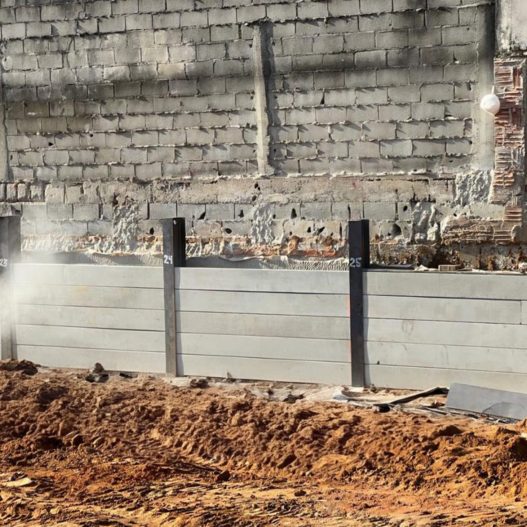 Cortina de contenção em concreto armado executada pela Vale Lajes para obras de grande porte.