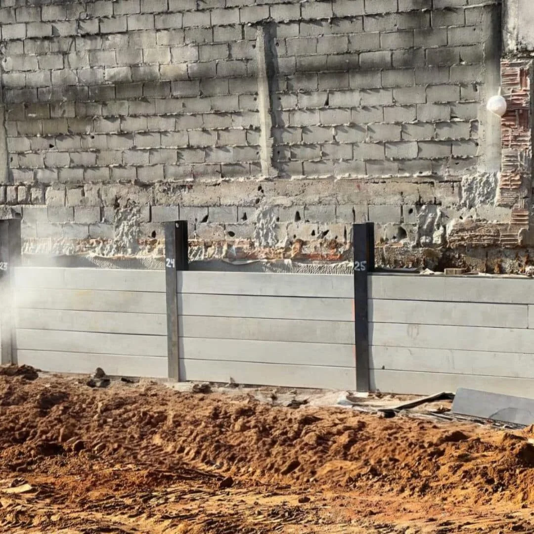 Cortina de contenção em concreto armado executada pela Vale Lajes para obras de grande porte.