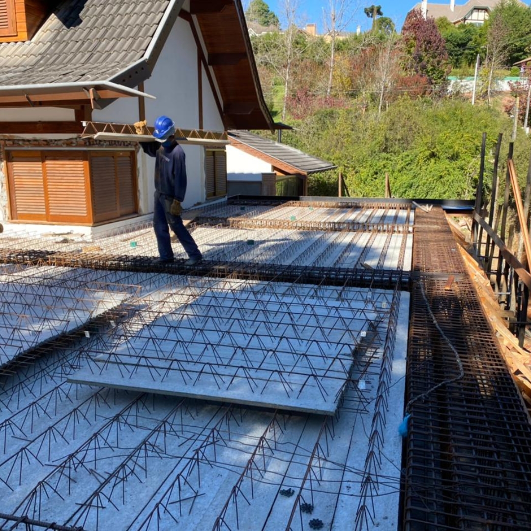 Painel treliçado pré-moldado da Vale Lajes aplicado em obra em Taubaté SP