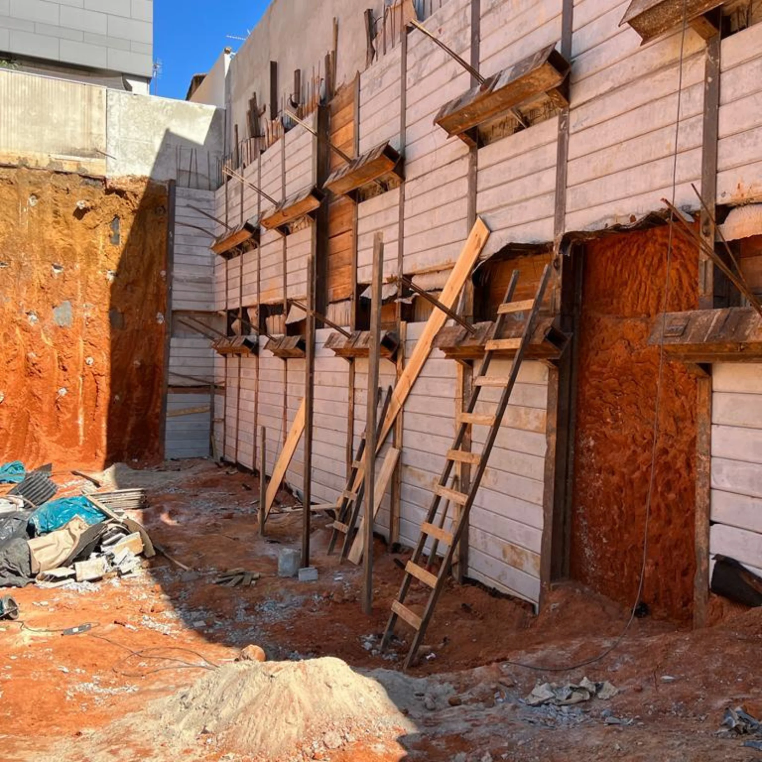 Cortina de contenção em concreto armado executada pela Vale Lajes para obras de grande porte