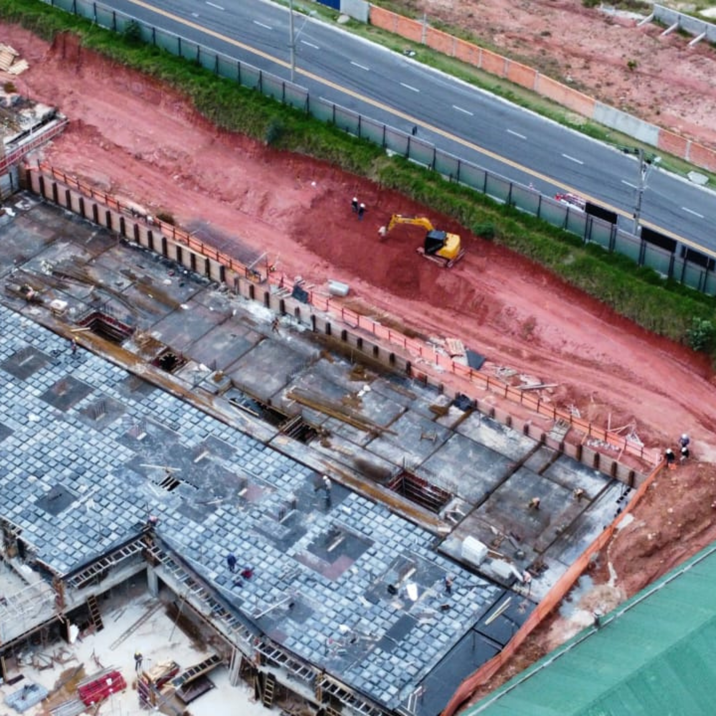 Cortina de contenção estrutural em obra civil com alto padrão de segurança e engenharia