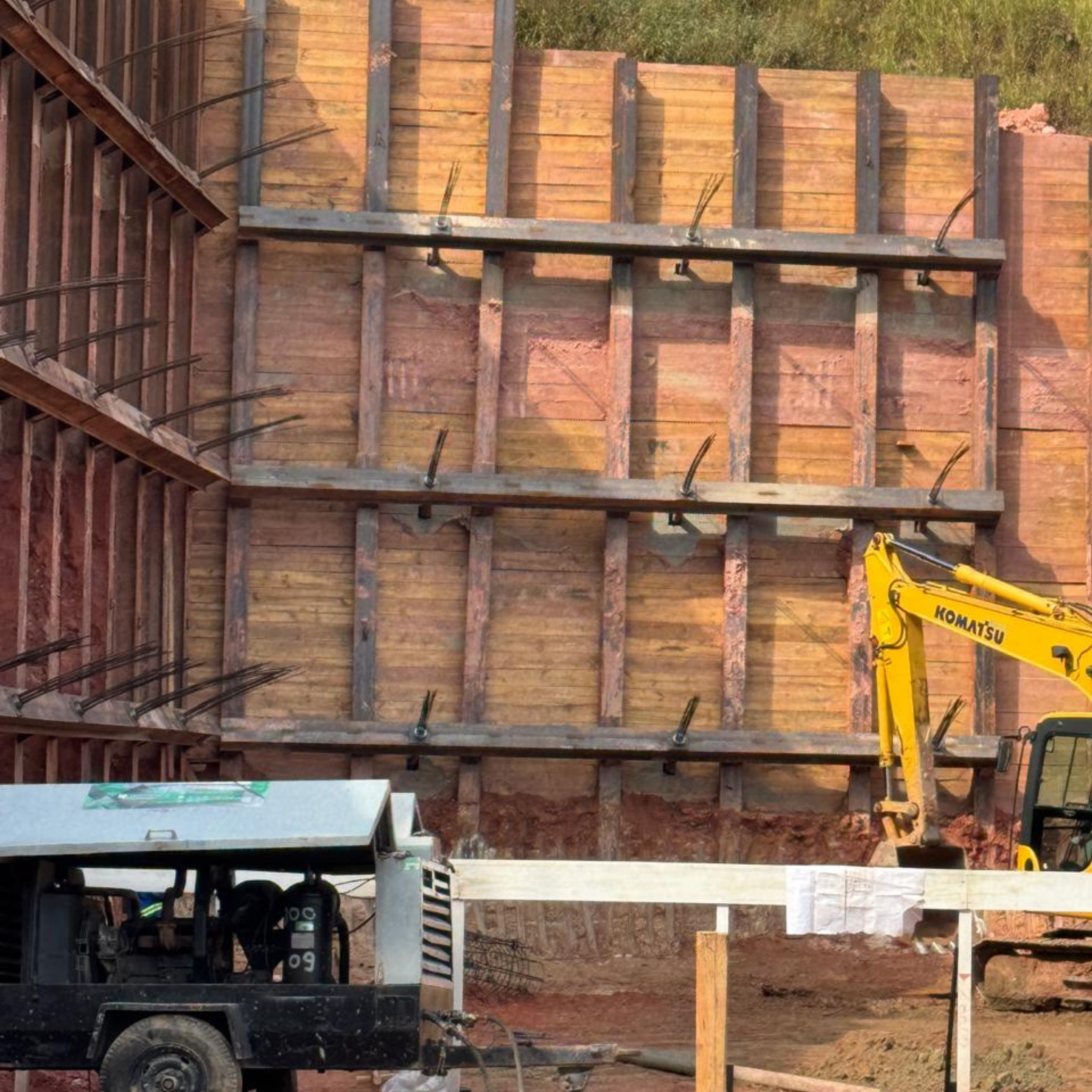 Cortina de contenção em concreto armado executada pela Vale Lajes para obras de grande porte