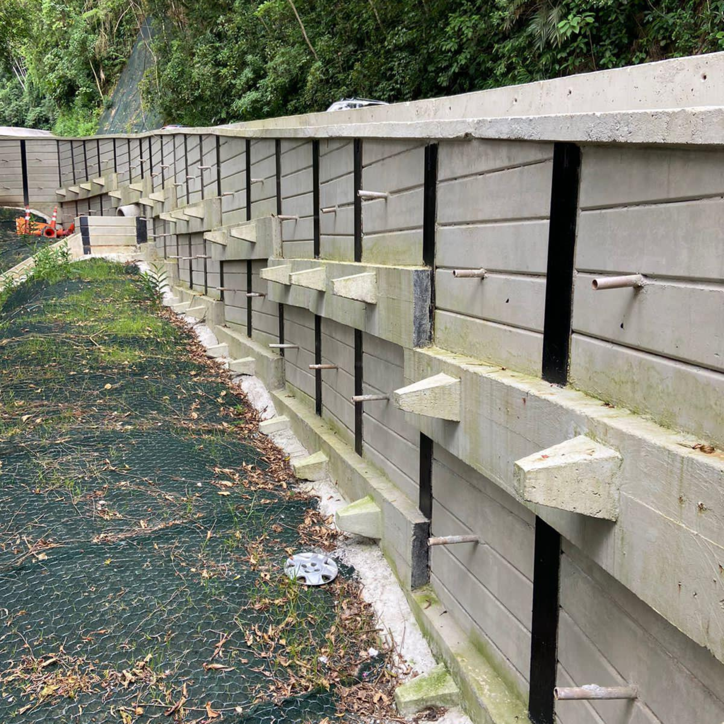 Sistema de cortina de contenção em concreto armado para estabilização de solo e fundações