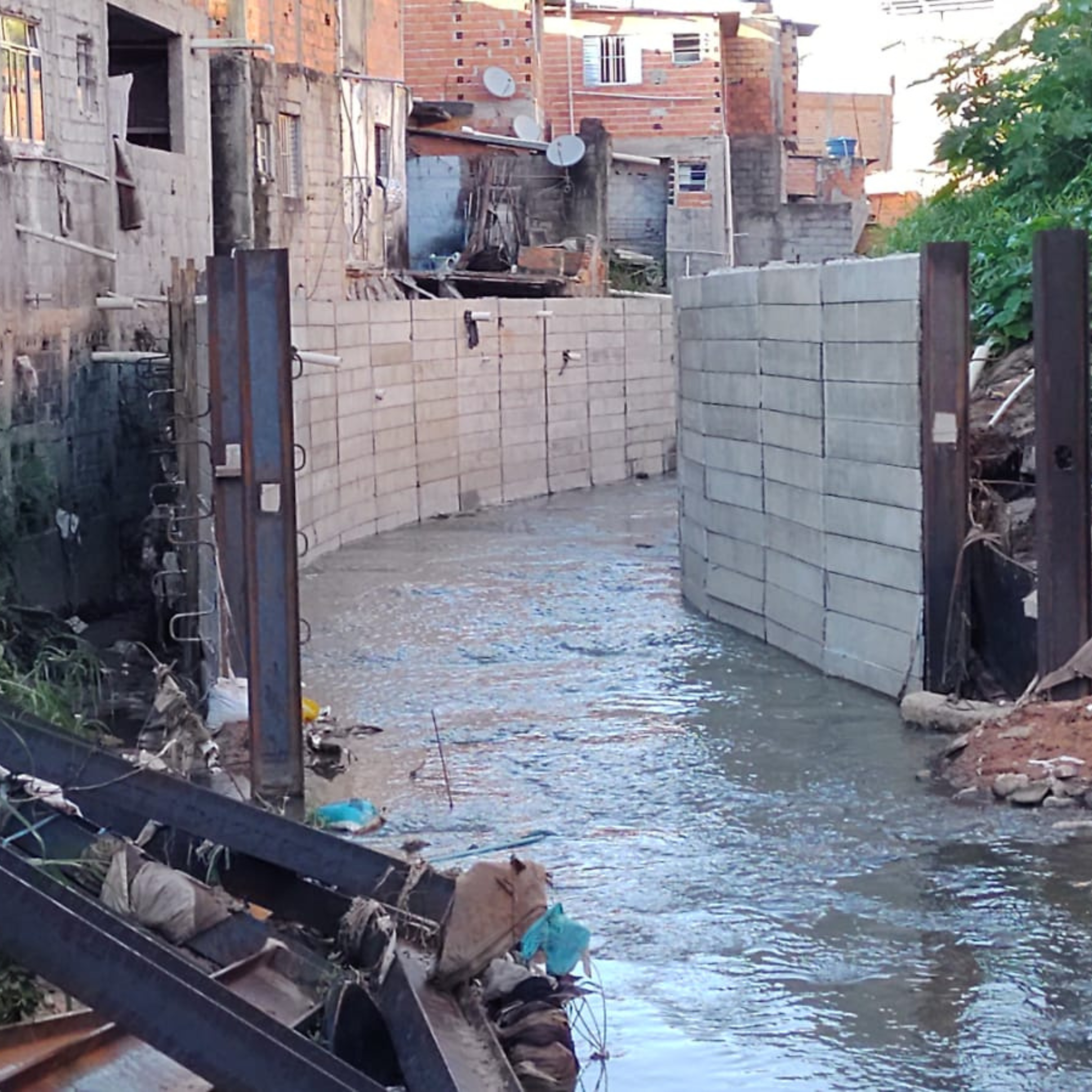 Sistema de cortina de contenção em concreto armado para estabilização de solo e fundações