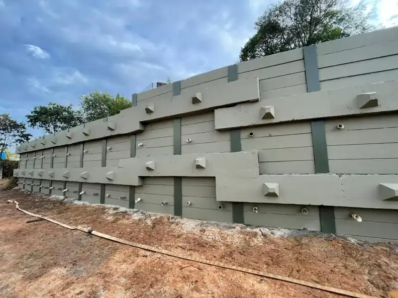 Cortina de contenção com placas pré-moldadas de concreto instalada em obra